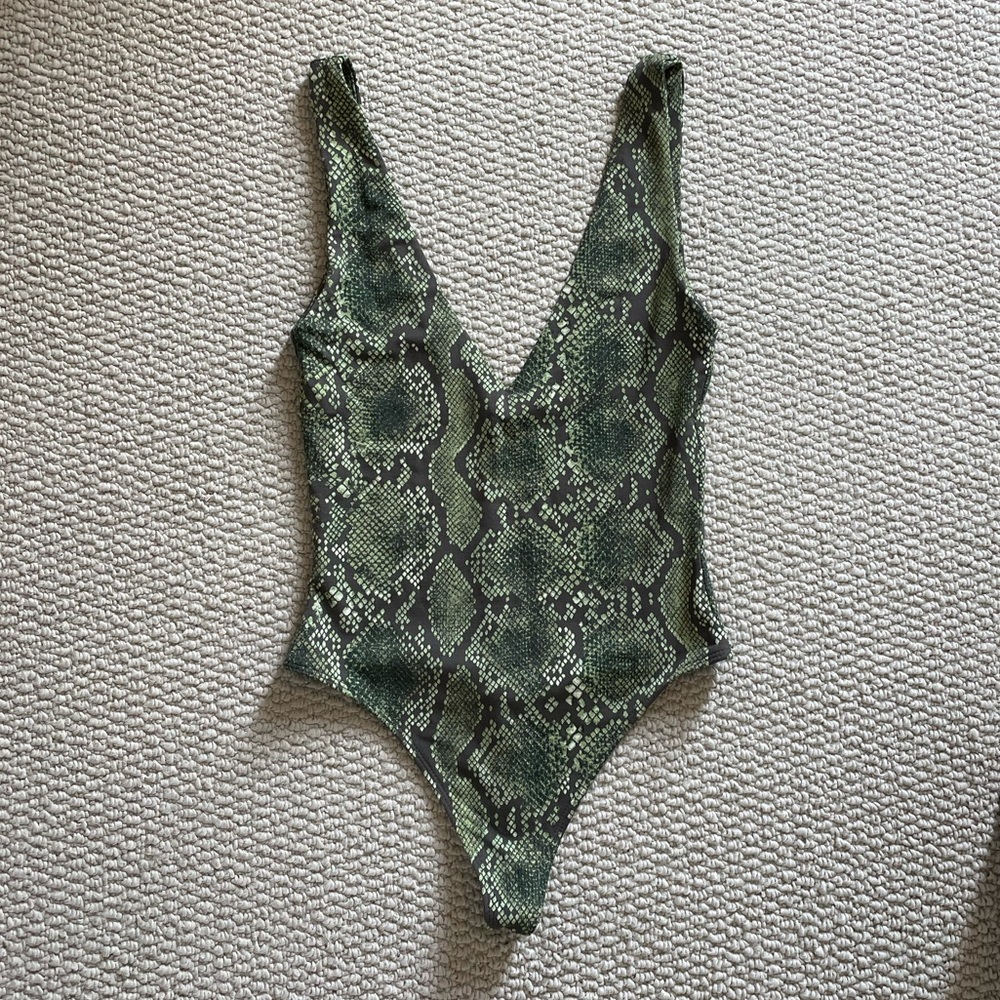 Aritzia babaton seamless v neck bodysuit